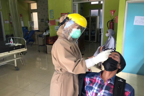 PUSKESMAS PASAR USANG MELAKUKAN PENGAMBILAN SWAB PASIEN TERKONFIRMASI POSITIF COVID'19 (FOLLOW UP)