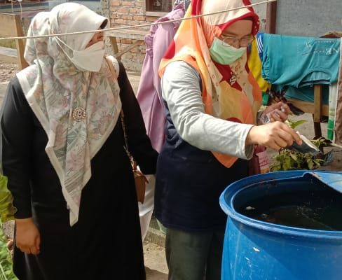 KEPALA PUSKESMAS PASAR USANG DAN PEMEGANG PROGRAM DBD MELAKSANAKAN PENGENDALIAN VEKTOR NYAMUK DI TANJUNG BASUNG II