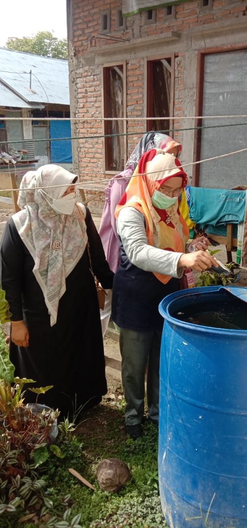 KEPALA PUSKESMAS PASAR USANG DAN PEMEGANG PROGRAM DBD MELAKSANAKAN PENGENDALIAN VEKTOR NYAMUK DI TANJUNG BASUNG II