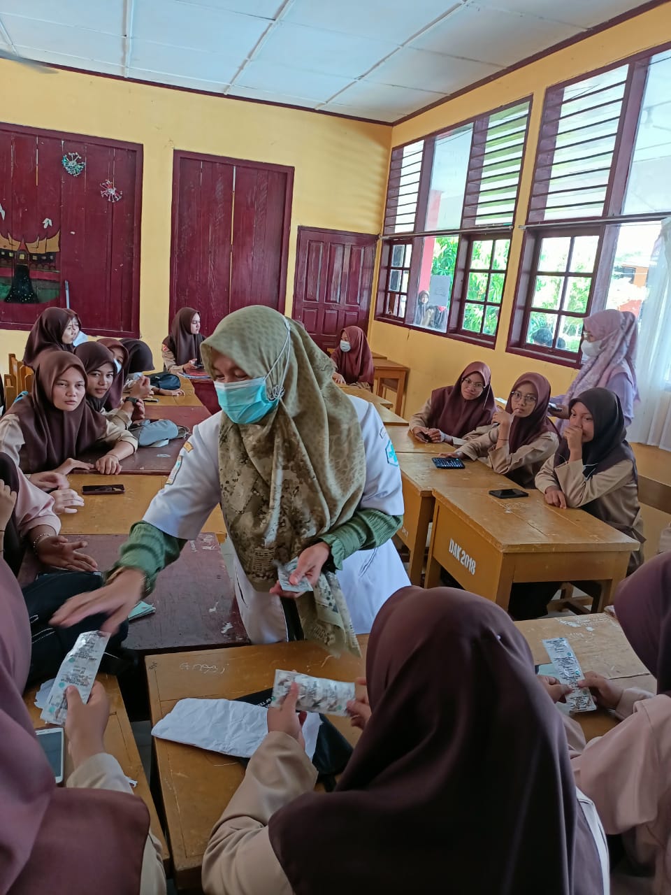 KEGIATAN UKS DAN PEMBERIAN TABLET TAMBAH DARAH PADA REMAJA PUTRI DI SMAN 1 KEC BATANG ANAI