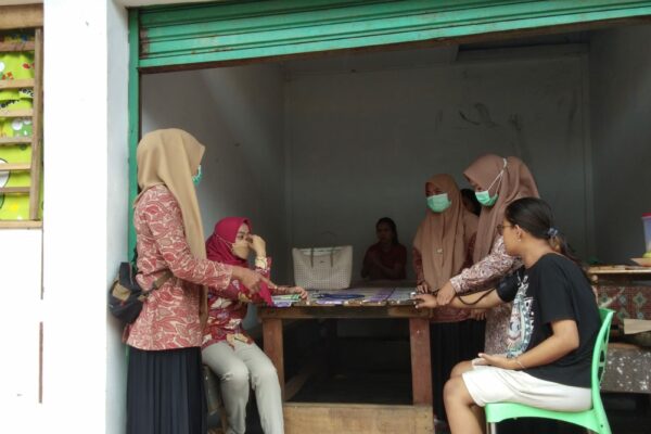 TUNTASKAN KEMATIAN IBU DAN ANAK DENGAN LAKUKAN KUNJUNGAN BUMIL RESTI DI NAGARI KASANG