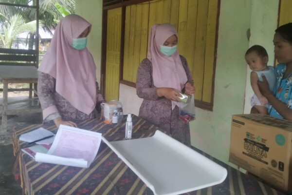 BIDAN DESA DAN PEMEGANG PROGRAM GIZI PUSKESMAS MELAKUKAN PENJARINGAN GIZI BURUK