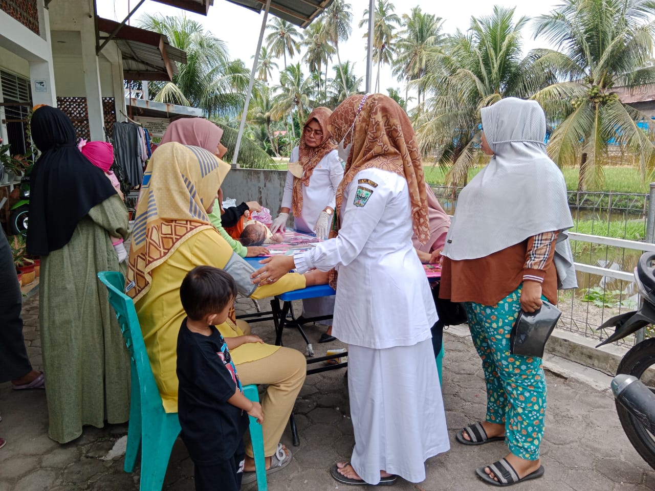 IBU DAN BALITA DI KORONG PADANG KUNIK RUTIN KUNJUNGI POSYANDU BALITA, PANTAU TUMBUH KEMBANG ANAK