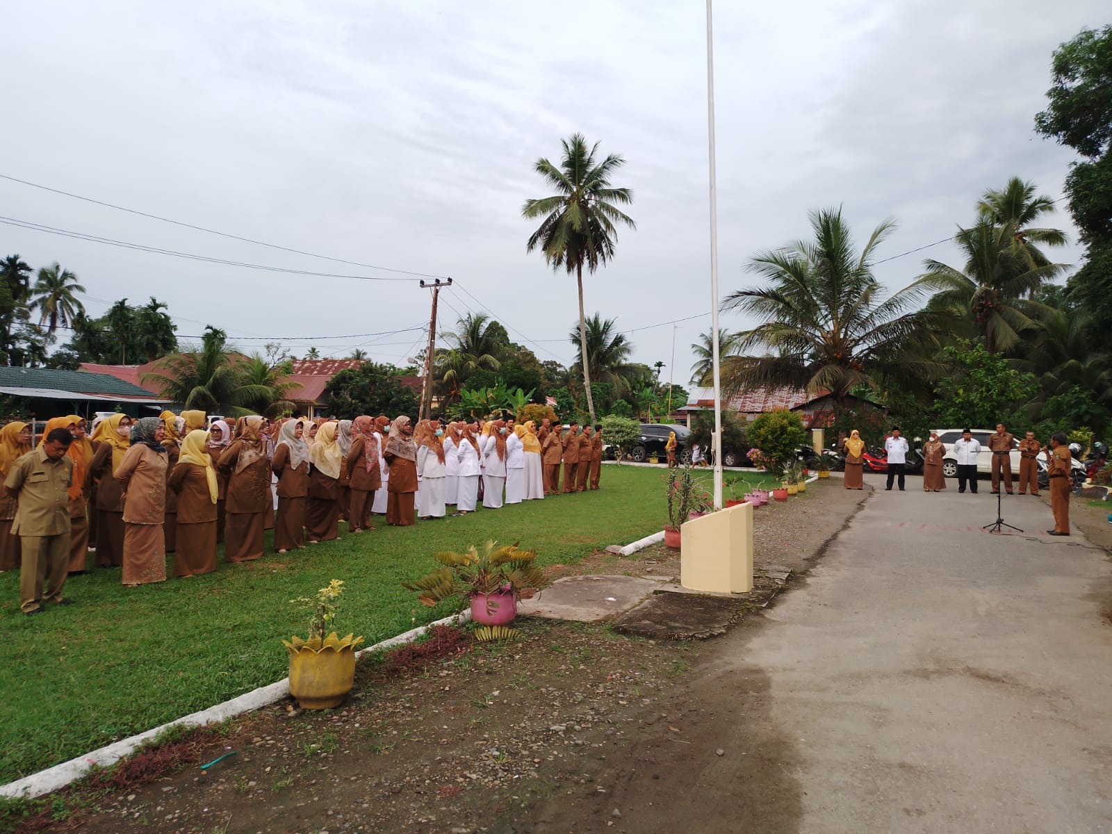 KEGIATAN APEL PAGI GABUNGAN SE KECAMATAN BATANG ANAI